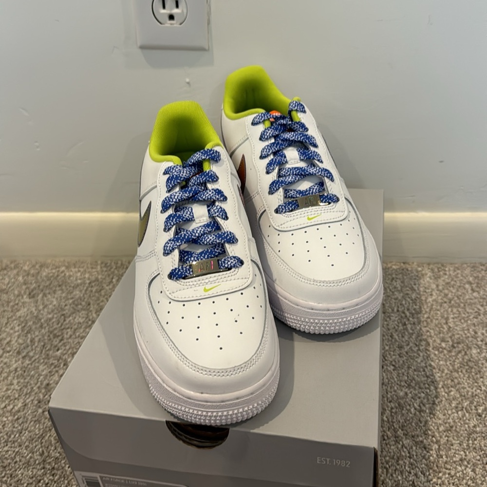 Nike Air Force 1 LV8 - Picture 2 of 6